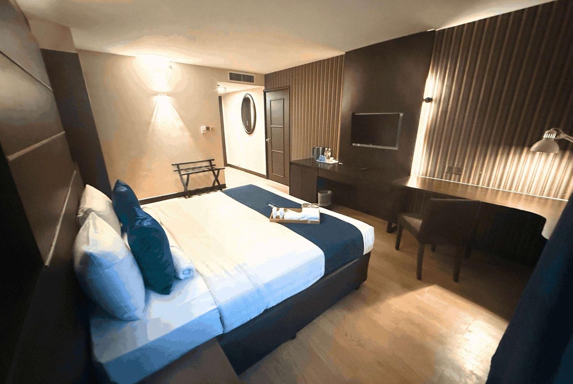 1 King Bed, Mobility Accessible Room, Superior, Non-Smoking